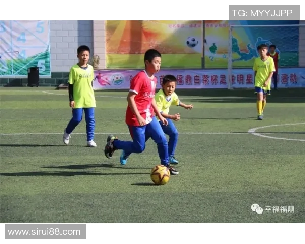 足球明星与儿子温馨互动视频展现父子情深与运动魅力