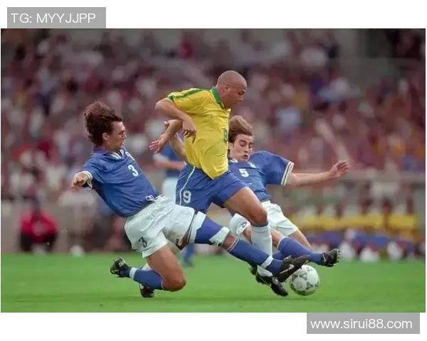 足球明星齐聚一堂精彩瞬间回顾震撼场面引发球迷热潮 足球明星齐聚一堂精彩瞬间回顾震撼场面引发球迷热潮