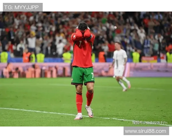 球迷疯狂冲入赛场抢C罗球衣引发热议欧冠奇葩瞬间