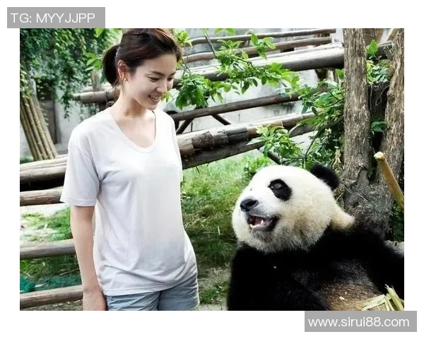 足球明星与可爱熊猫亲密合影引发热议究竟是谁呢